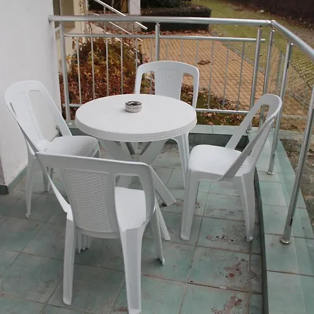 One Bedroom At Yassen Complex. 5 Mins To The Beach 아파트 써니비치
